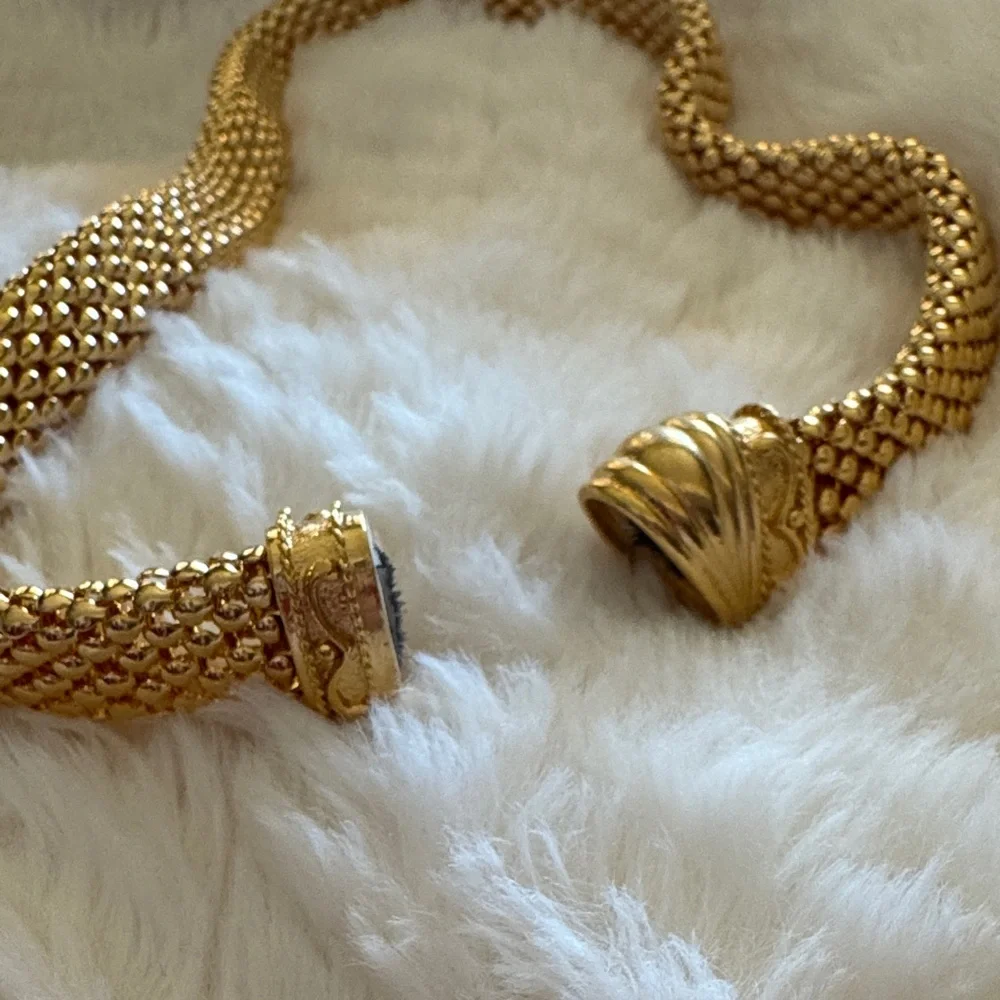 Vintage Avon Gold Plated Mesh Chain Magnetic Front Lock Necklace NEW IN BOX - Picture 5 of 7